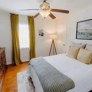 http://centrally-located-2br-overton-square-unit-2-fast-wifi.memphishotelsnow.com